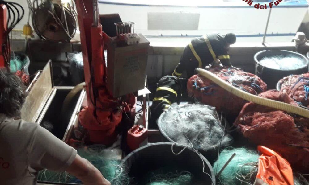 Intervento vigili del fuoco per un peschereccio a rischio affondamento