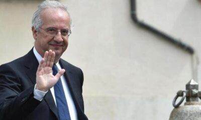 Walter Veltroni che saluta con la mano