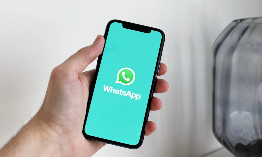 Cellulare con icona Whatsapp come nascondere l'accesso su Whatsapp solo ad alcuni contatti