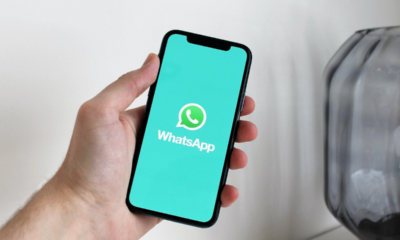 Un cellulare e l'applicazione WhatsApp prima di registrare una chiamata