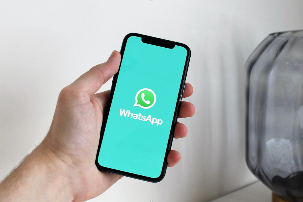 Cellulare con icona Whatsapp come nascondere l'accesso su Whatsapp solo ad alcuni contatti