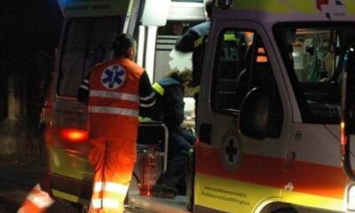 Ambulanza che arriva per l'incidente avvenuto sulla Tuscolana