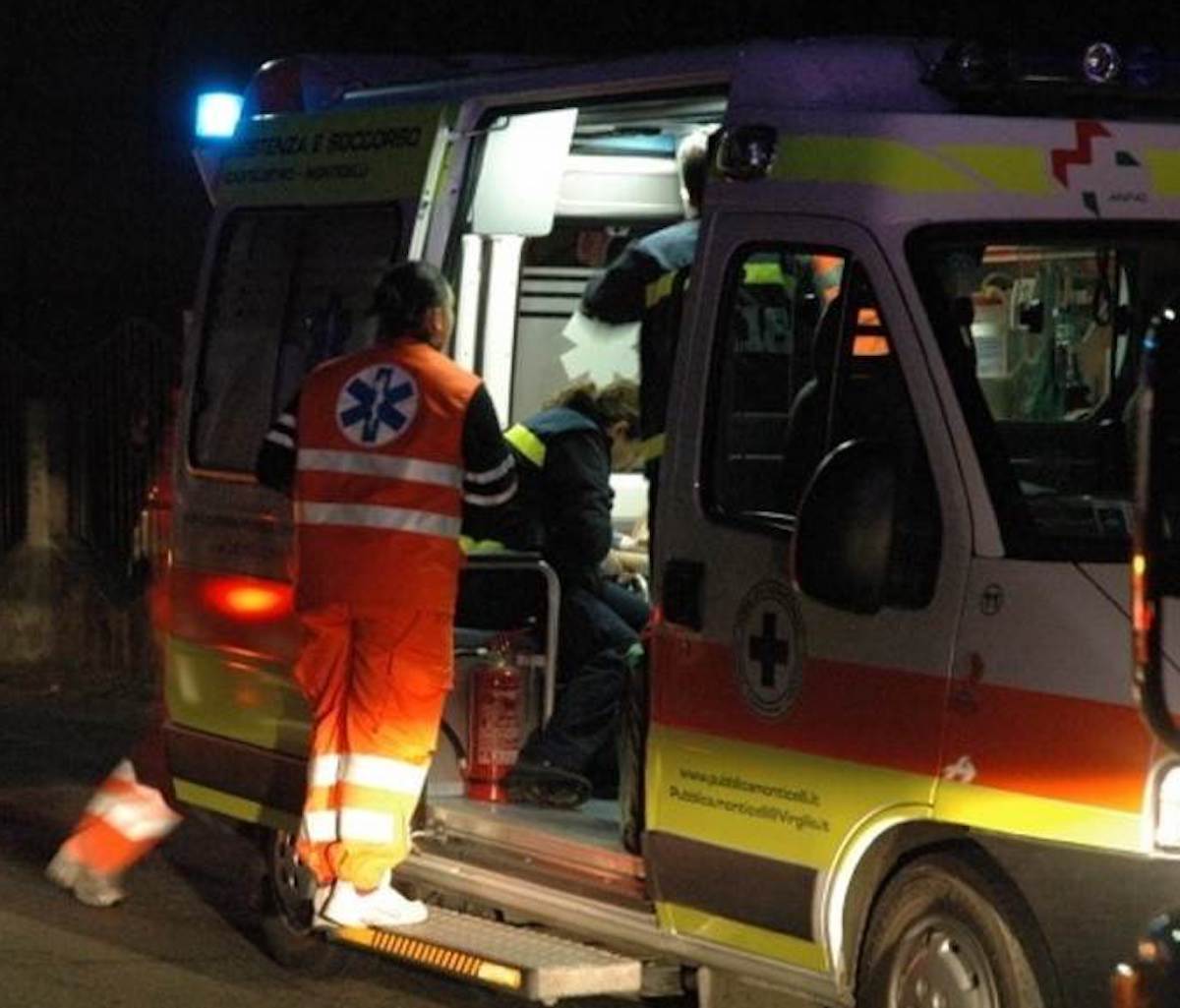 Ambulanza che arriva per l'incidente avvenuto su via di Pratica di Mare