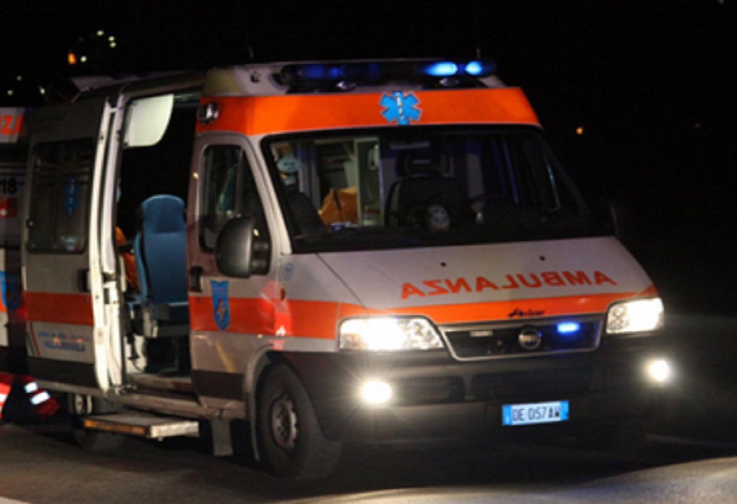 L'ambulanza che interviene sul luogo dell'incidente mortale tra auto e monopattino