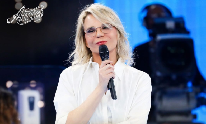 Maria De Filippi che presenta la settima puntata di Amici