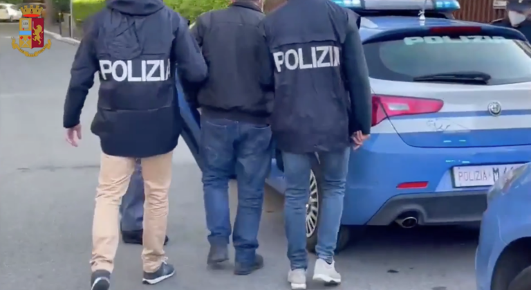 Ha tentato il furto all'interno del deposito giudiziario dov'era contenuta la propria auto precedentemente confiscata. Arrestato dalla polizia 33enne