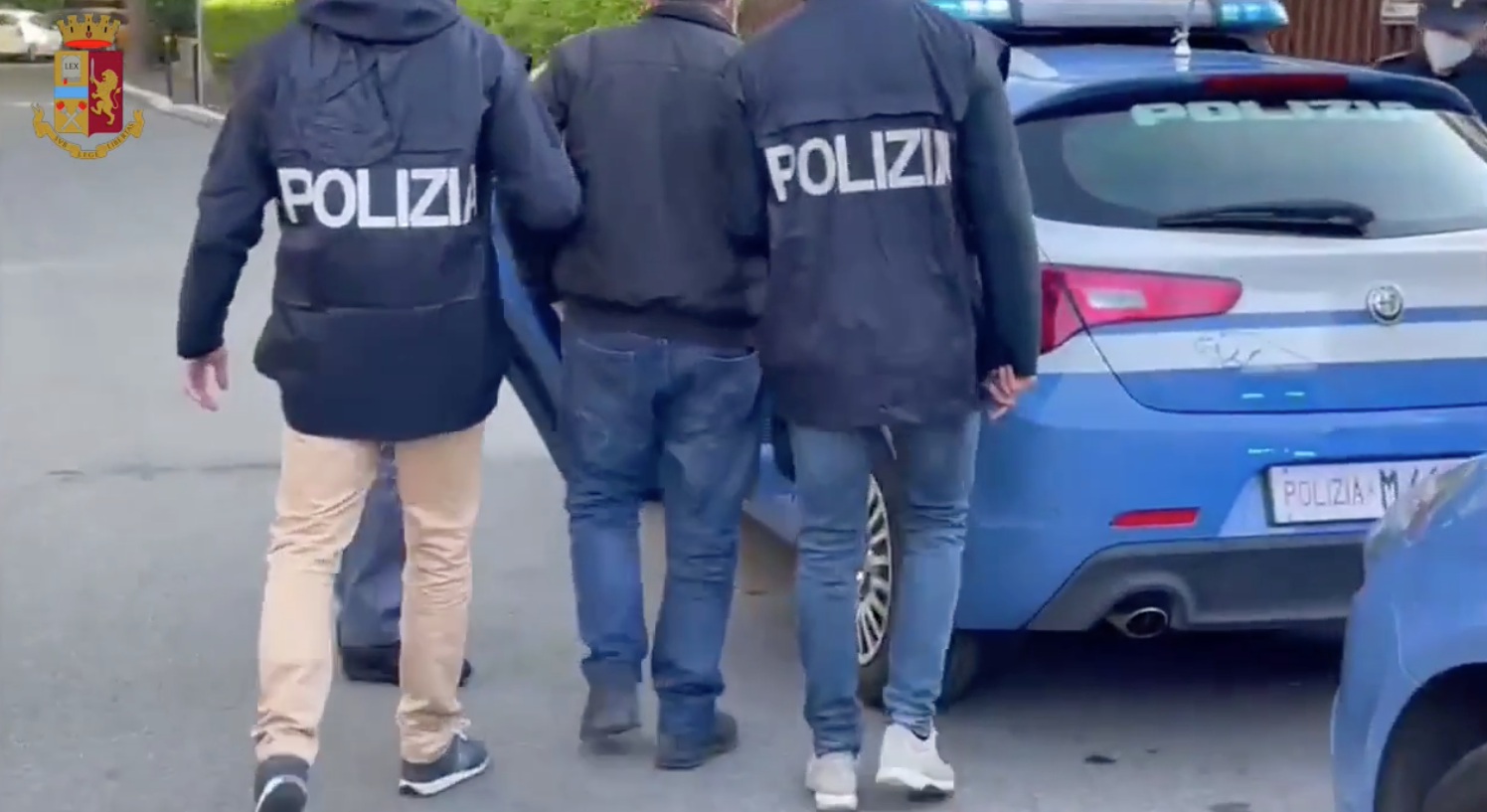 Ha tentato il furto all'interno del deposito giudiziario dov'era contenuta la propria auto precedentemente confiscata. Arrestato dalla polizia 33enne