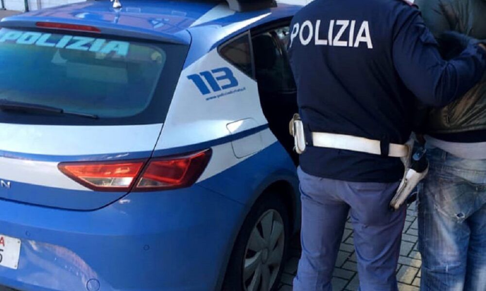 Ha prima provato a mettere a segno una rapina ma poi è stato bloccato da un passate: arrestato dalla polizia 20enne straniero