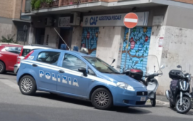 Polizia che interviene per soccorrere anziana in zona Casal Bruciato