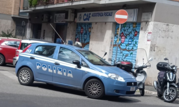 Polizia che interviene per soccorrere anziana in zona Casal Bruciato