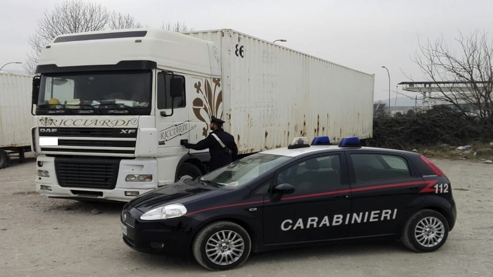Camion rapinato sulla Pontina in pieno giorno e auto dei Caranbinieri