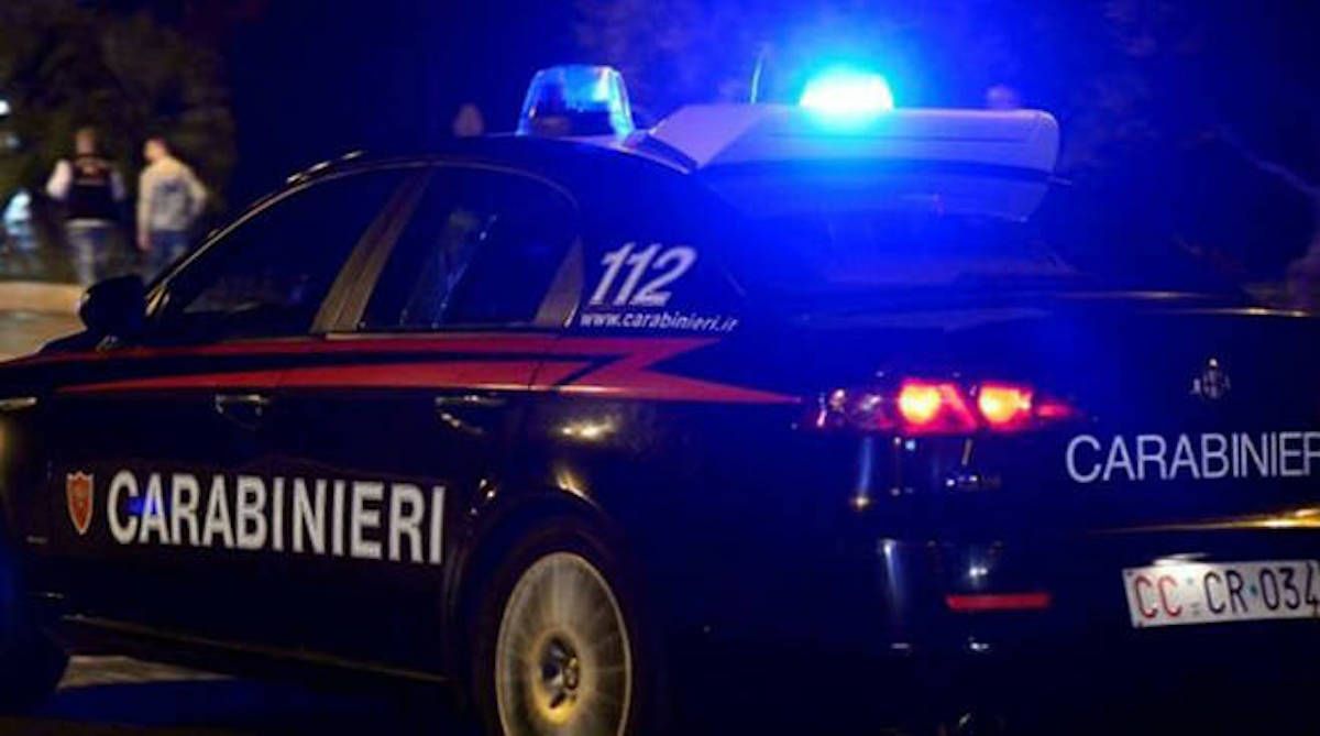 Carabinieri che inseguono due 19enni in fuga