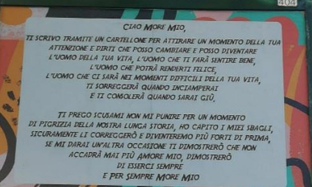 Amante pentito chiede scusa alla sua compagna attraverso un cartellone