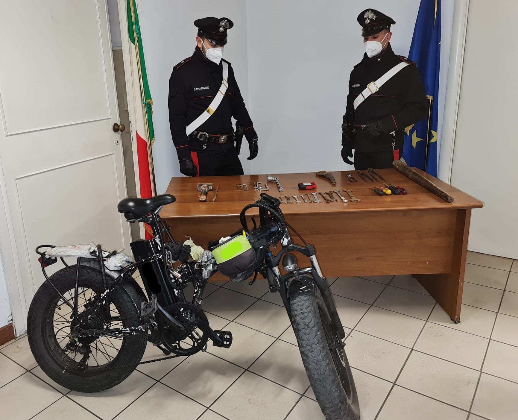 I Carabinieri con il materiale sequestrato in Viale Libia
