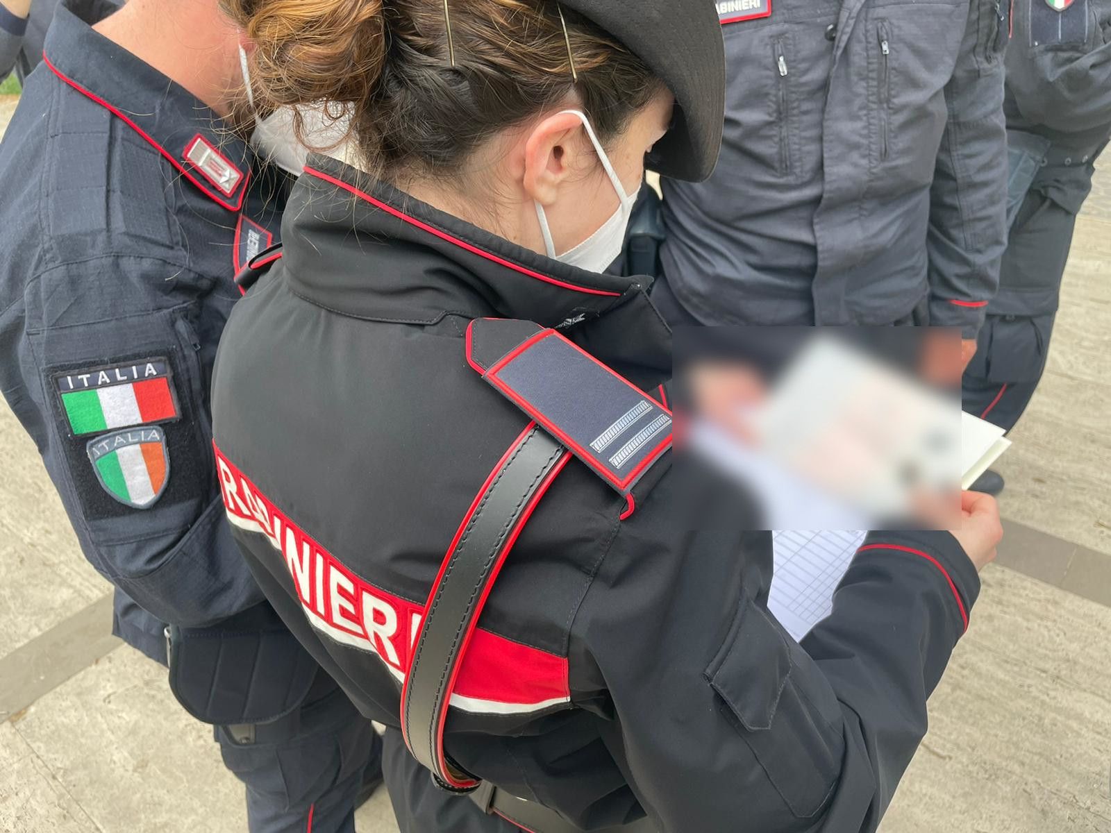 controlli dei carabinieri a seguito di un maxi blitz all'Esquilino