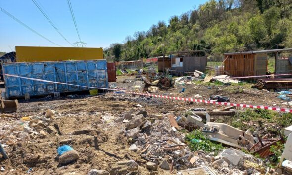 Le immagini dei rifiuti trovati nella discarica abusiva di Fiumicino
