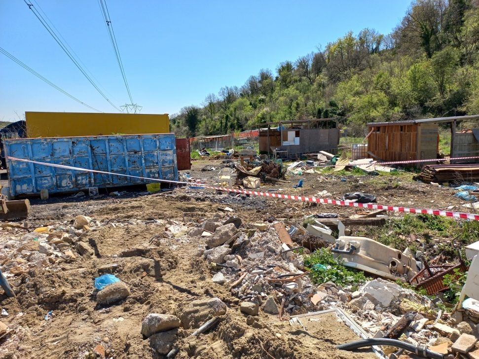 Le immagini dei rifiuti trovati nella discarica abusiva di Fiumicino