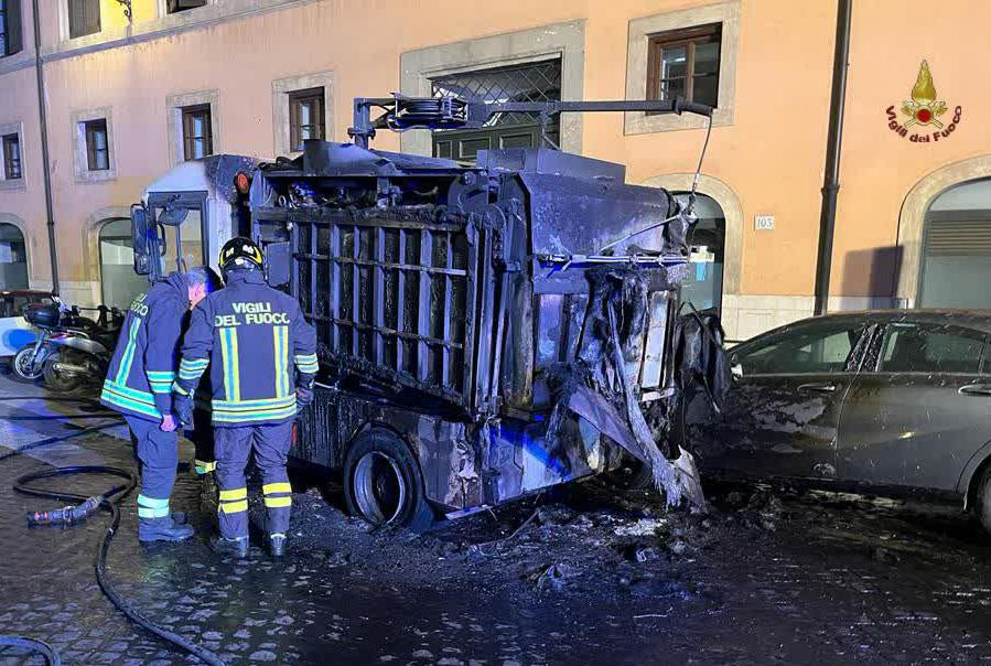 Incendio Camion Ama in piazza Risorgimento