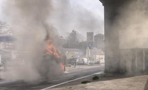 incendio mezzo AMA via Prenestina a Roma