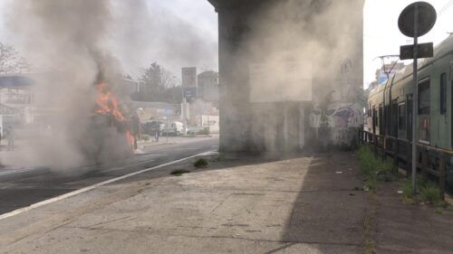 incendio mezzo AMA via Prenestina a Roma