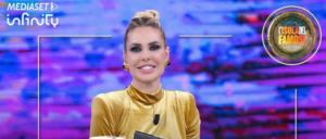 Ilary Blasi che presenta l'Isola dei Famosi e dice il nome dell'eliminato