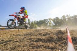 bimbo resta ferito cadendo in una pista da motocross a Nettuno