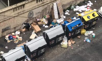 Cassonetti pieni di rifiuti in strada a Roma