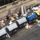 Cassonetti pieni di rifiuti in strada a Roma