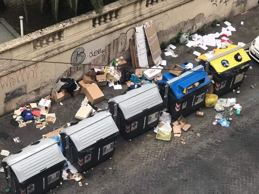 Cassonetti pieni di rifiuti in strada a Roma