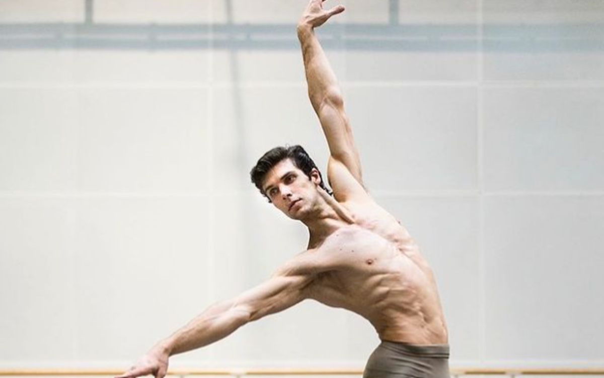 Roberto Bolle durante un'esibizione