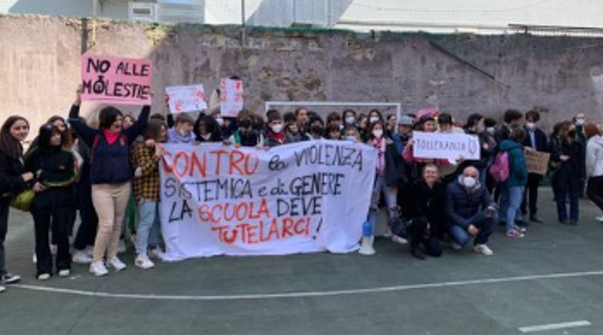 Ragazzi protestano contro il presunto caso di molestie all'Istituto Rossellini di Roma