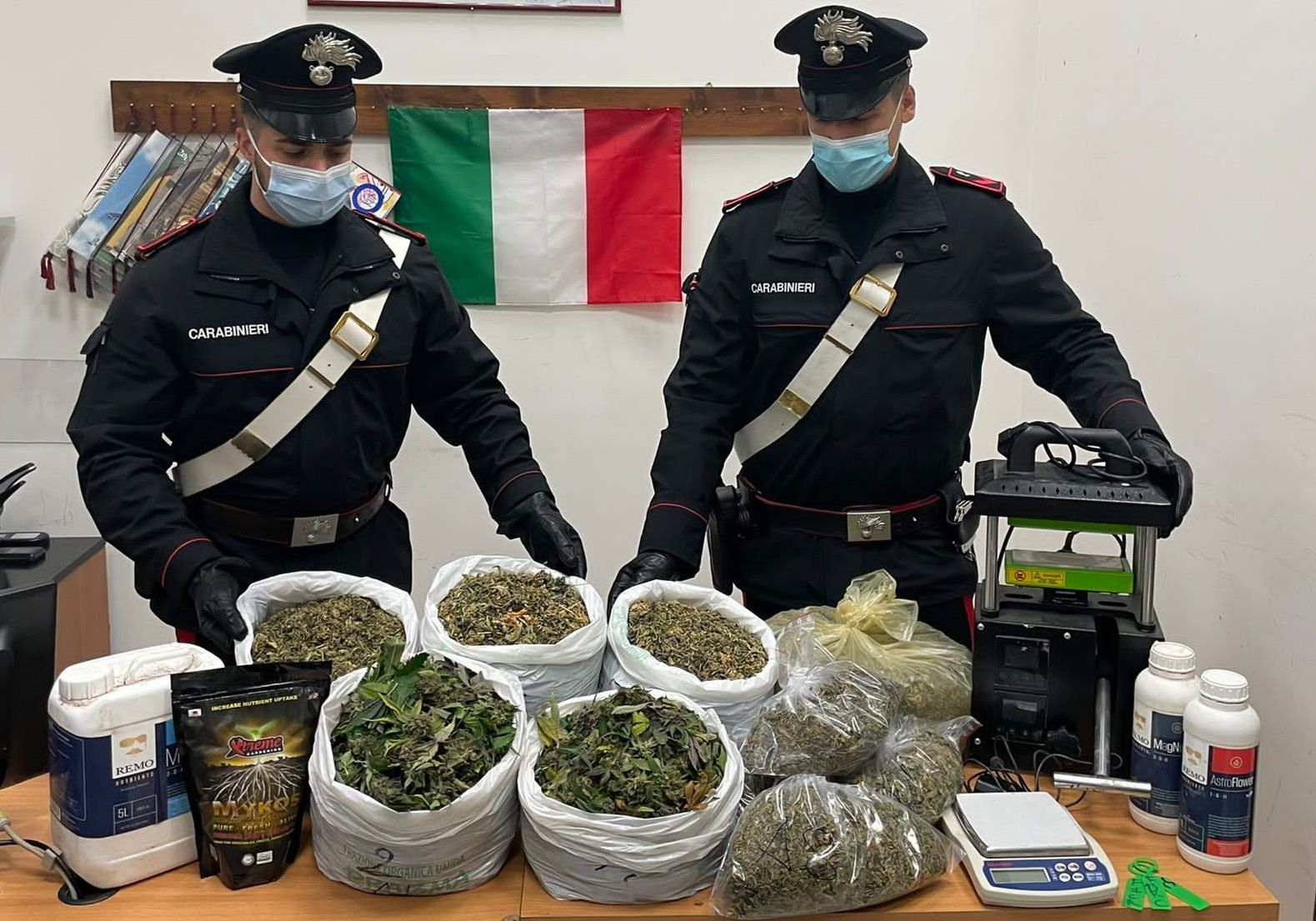 Carabinieri con la marijuana sequestrata