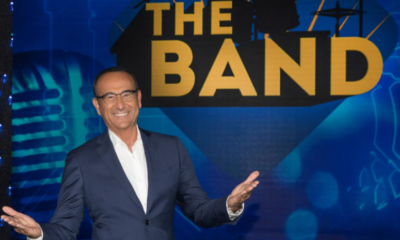Carlo Conti che presenta la classifica del programma The Band