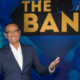 Carlo Conti che presenta la classifica del programma The Band