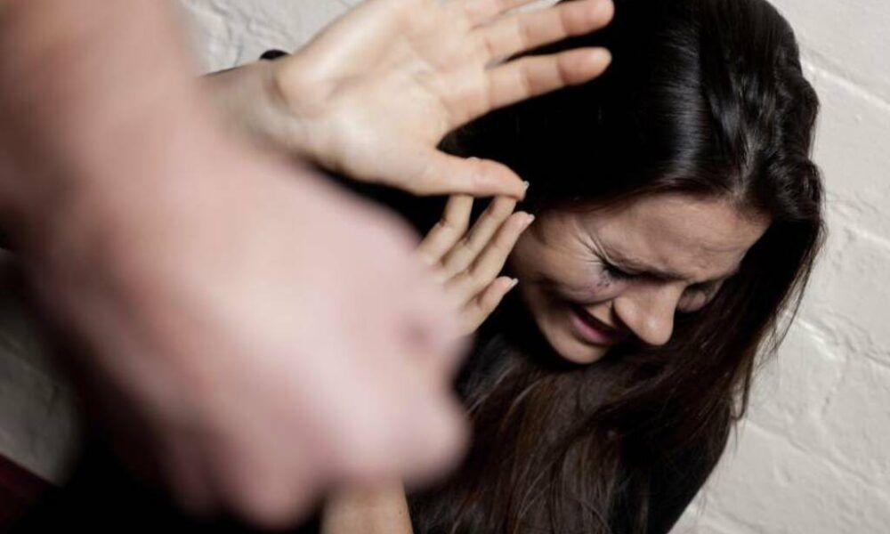 Tentato femminicidio a Roma, picchia e strangola la compagna: è gravissima Tentato femminicidio a Roma, picchia e strangola la compagna: è gravissima