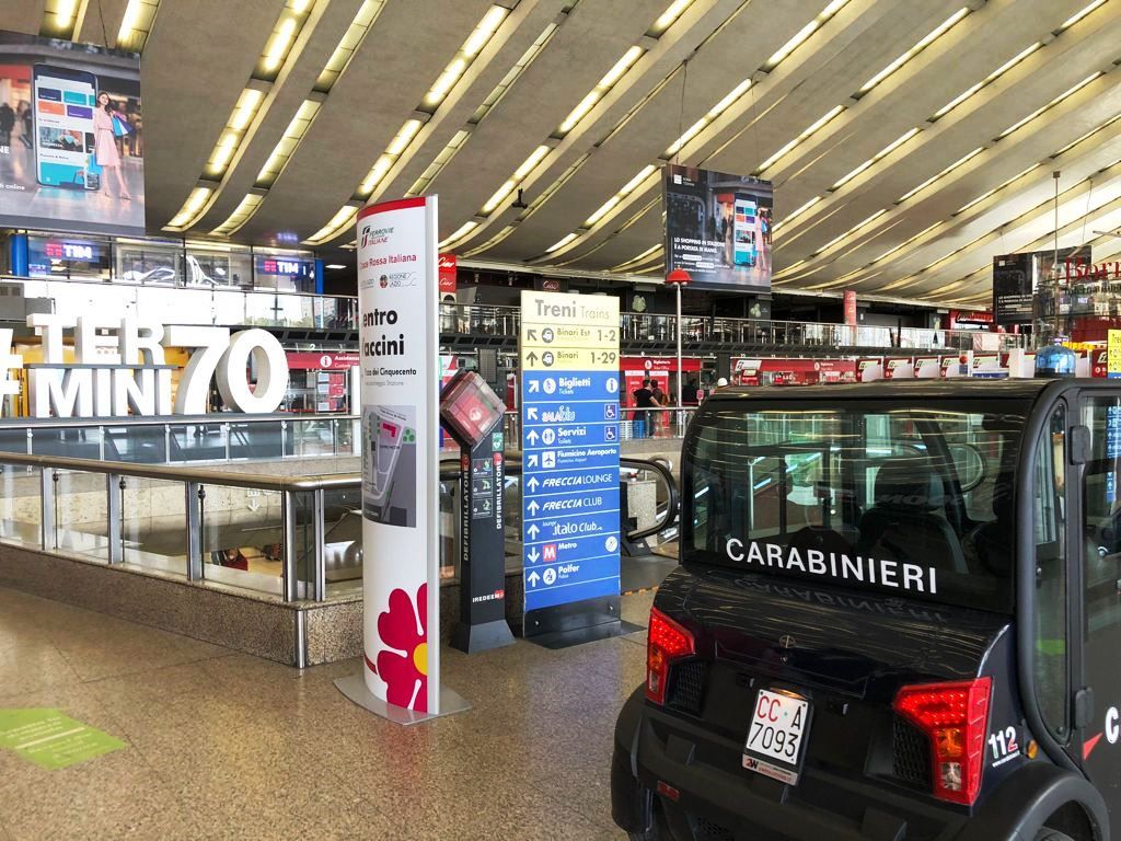 Controlli carabinieri alla stazione Termini