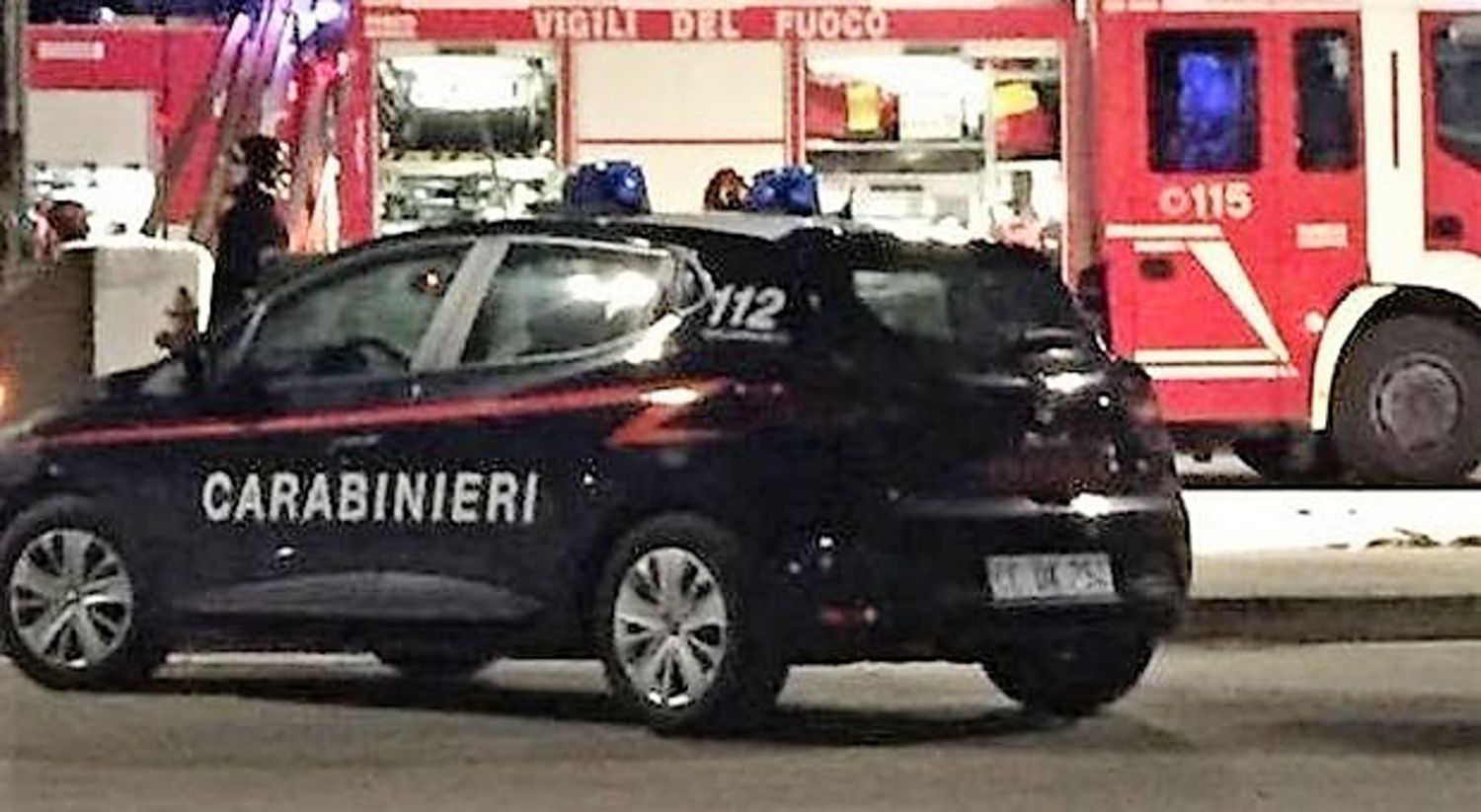 Vigili del fuoco e carabinieri intervenuti a Roma per l'incendio alla porta di una casa al Nomentano