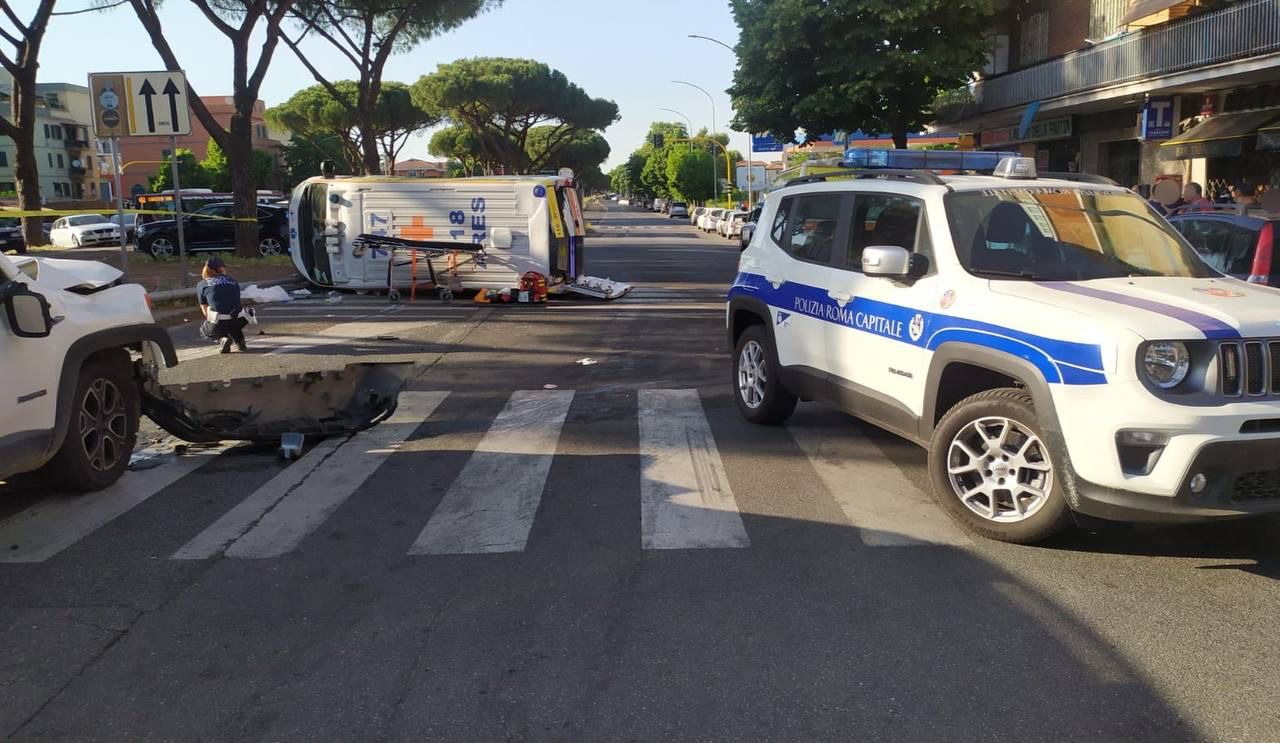 Roma, incidente Jeep ambulanza: mezzo di soccorso ribaltato e tre persone ferite