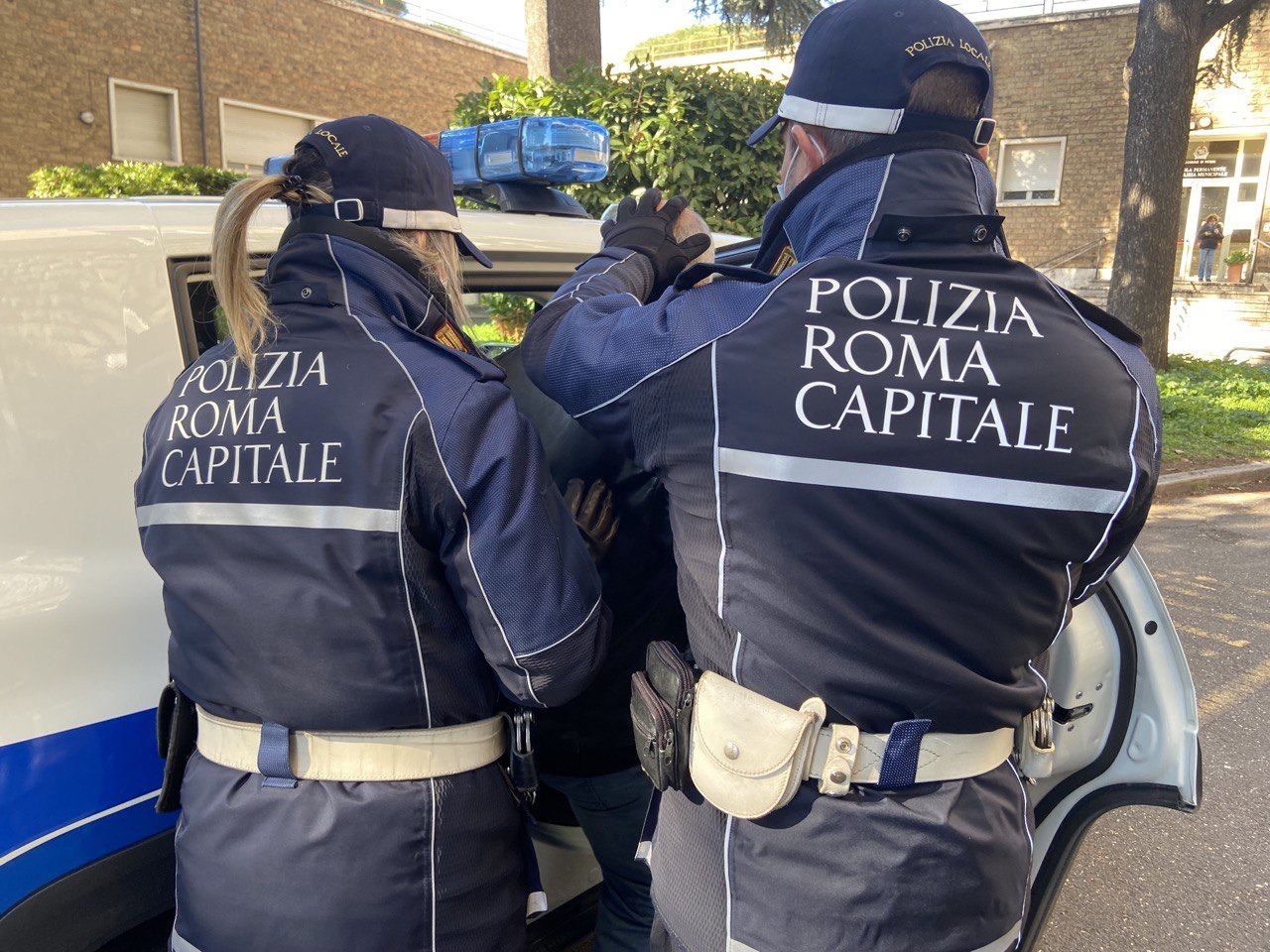 anziano aggredito a Roma, intervento della polizia locale