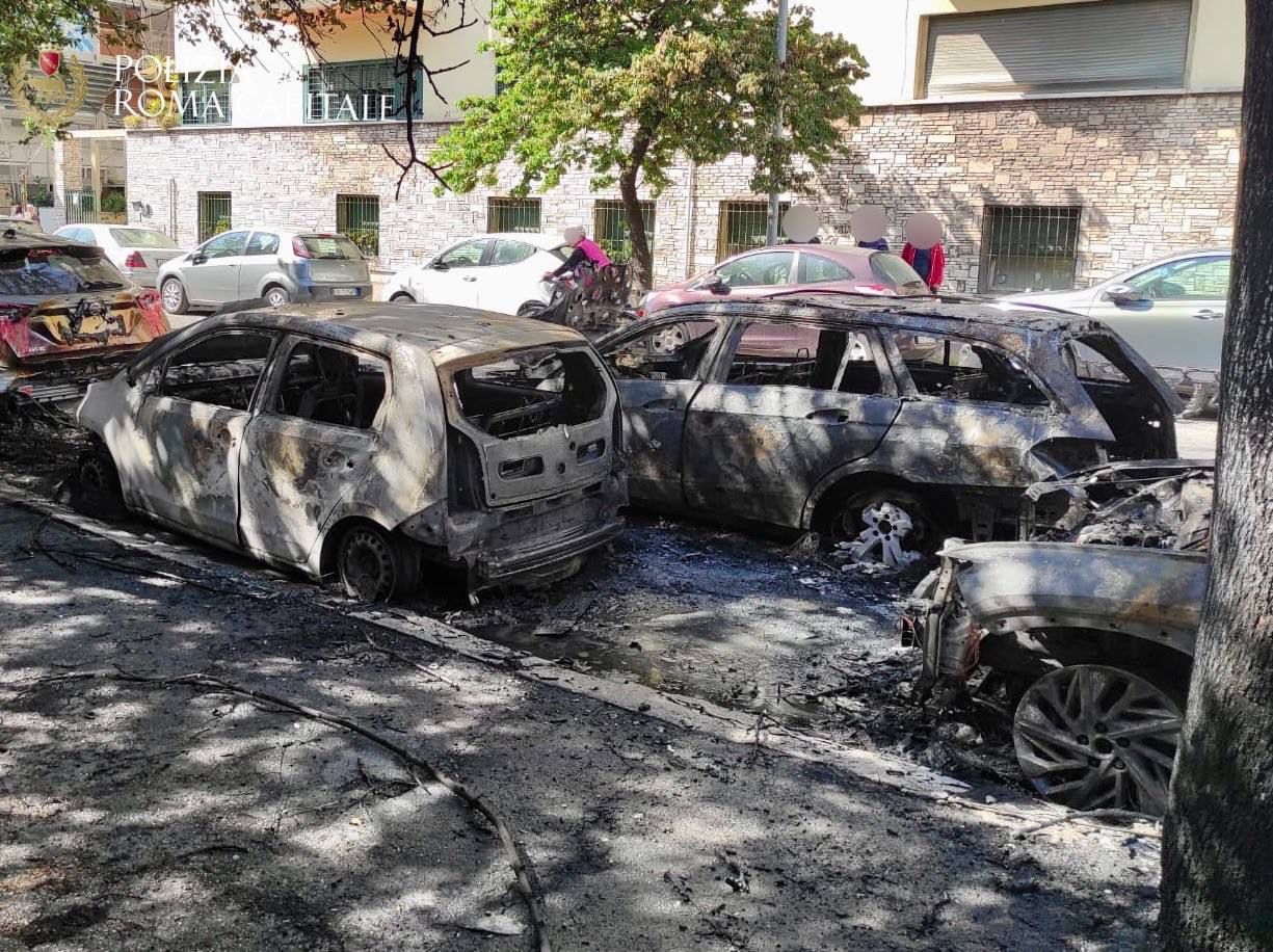 Auto bruciate in Via Latina a Roma