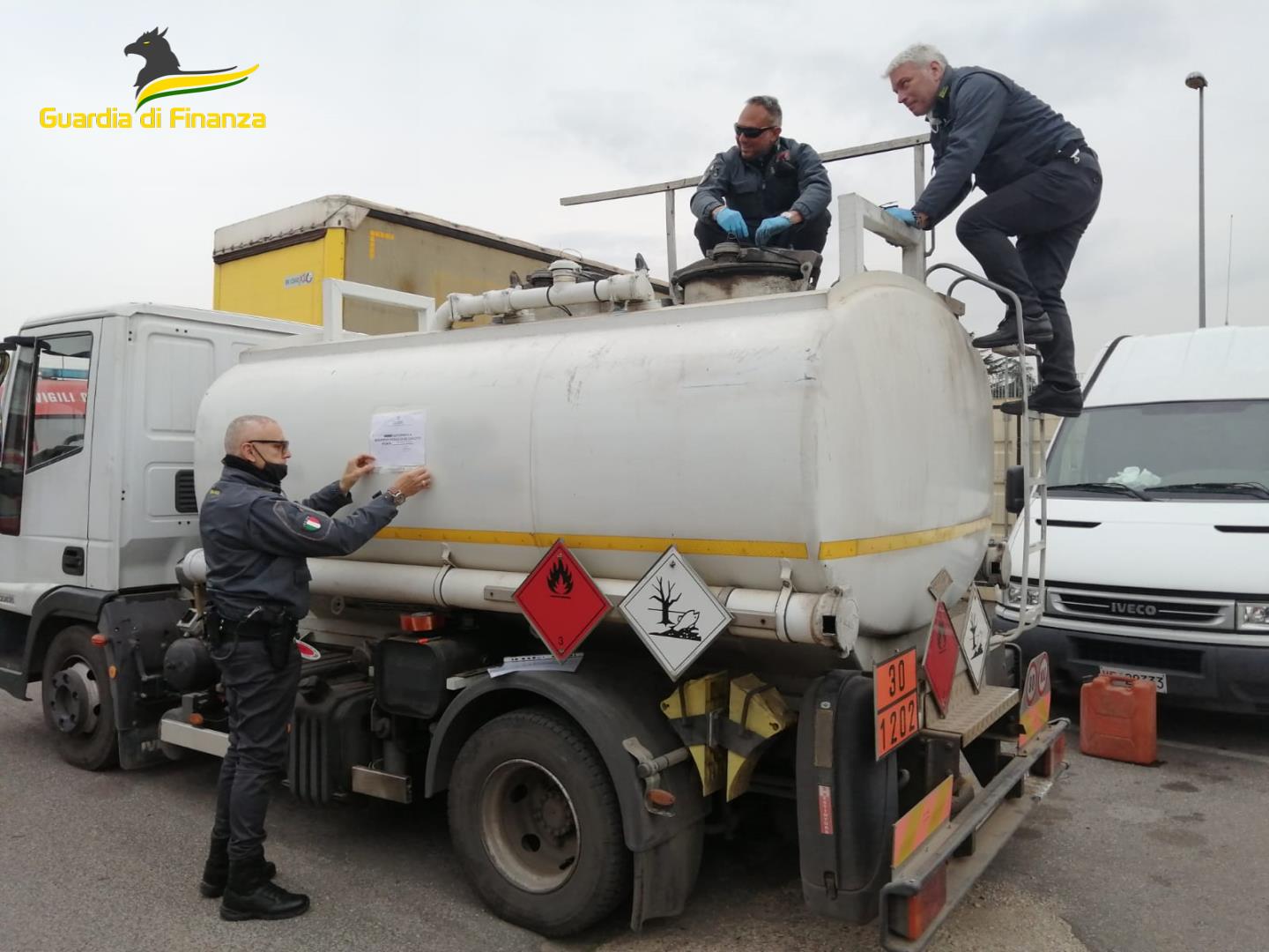 Scoperta autocisterna con 1700 litri di carburante contrabbando