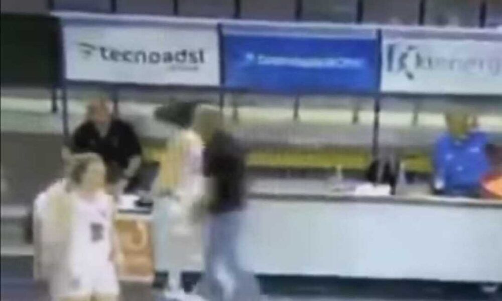 Violenza alla partita di Basket: giocatrice sbaglia un tiro e l’allenatore la schiaffeggia Violenza alla partita di Basket: giocatrice sbaglia un tiro e l’allenatore la schiaffeggia
