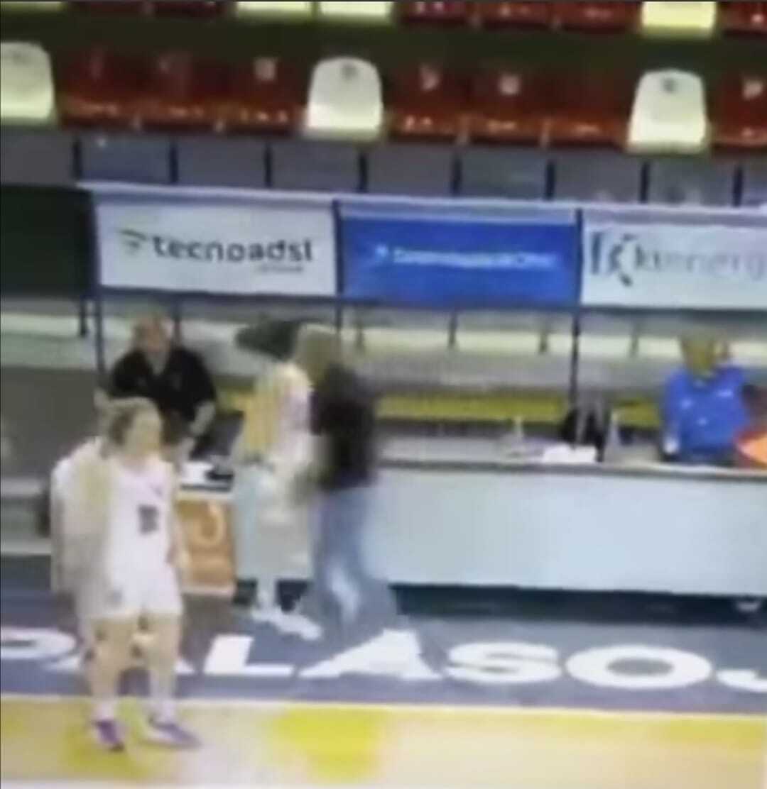 giocatrice schiaffeggiata dall'allenatore durante una partita di basket