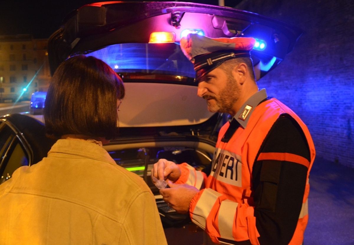 Malamovida a Roma: botte e minacce per rubare catenine d’oro, arrestati 2 rapinatori seriali Malamovida a Roma: botte e minacce per rubare catenine d’oro, arrestati 2 rapinatori seriali