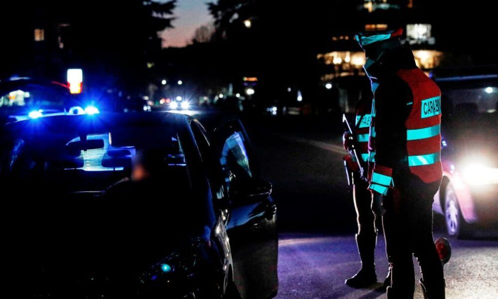 Fonte Meravigliosa, i Carabinieri beccano i ladri all’opera: avevano puntato un’auto Ibrida Fonte Meravigliosa, i Carabinieri beccano i ladri all’opera: avevano puntato un’auto Ibrida