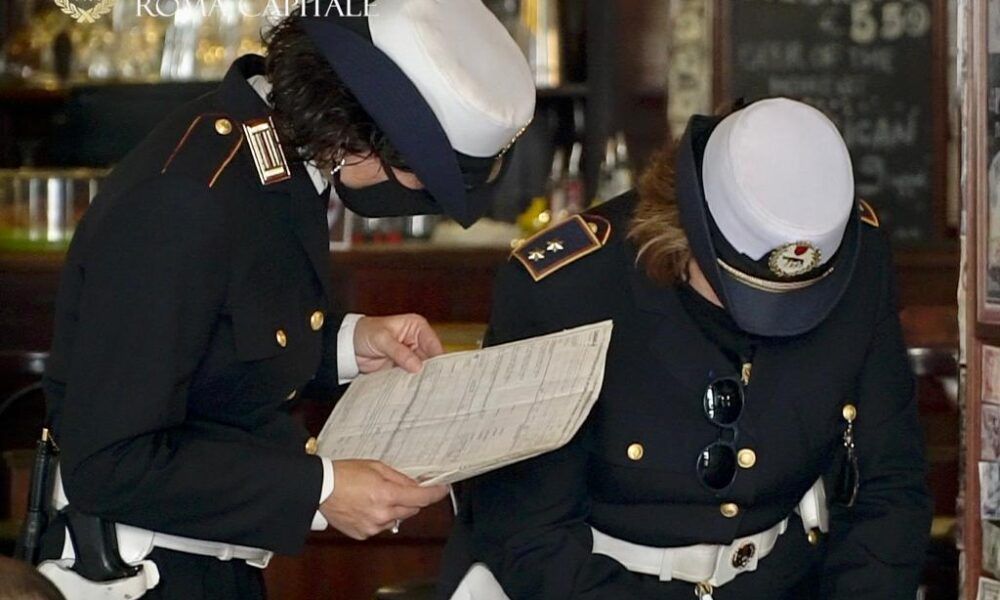 Roma, locale da incubo sulla Cassia: cibo scaduto e in mezzo alle vernici, attività chiusa Roma, locale da incubo sulla Cassia: cibo scaduto e in mezzo alle vernici, attività chiusa