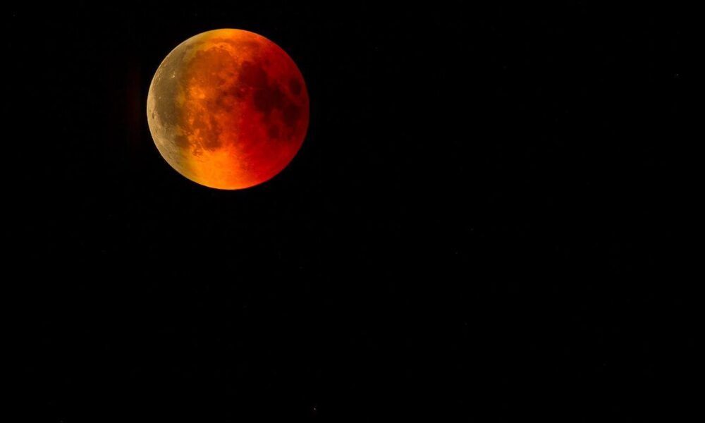 Eclissi di Luna visibile in cielo lunedì 16 maggio 2022