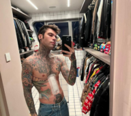 Fedez che mostra la cicatrice dopo l'operazione per togliere il tumore al pancreas