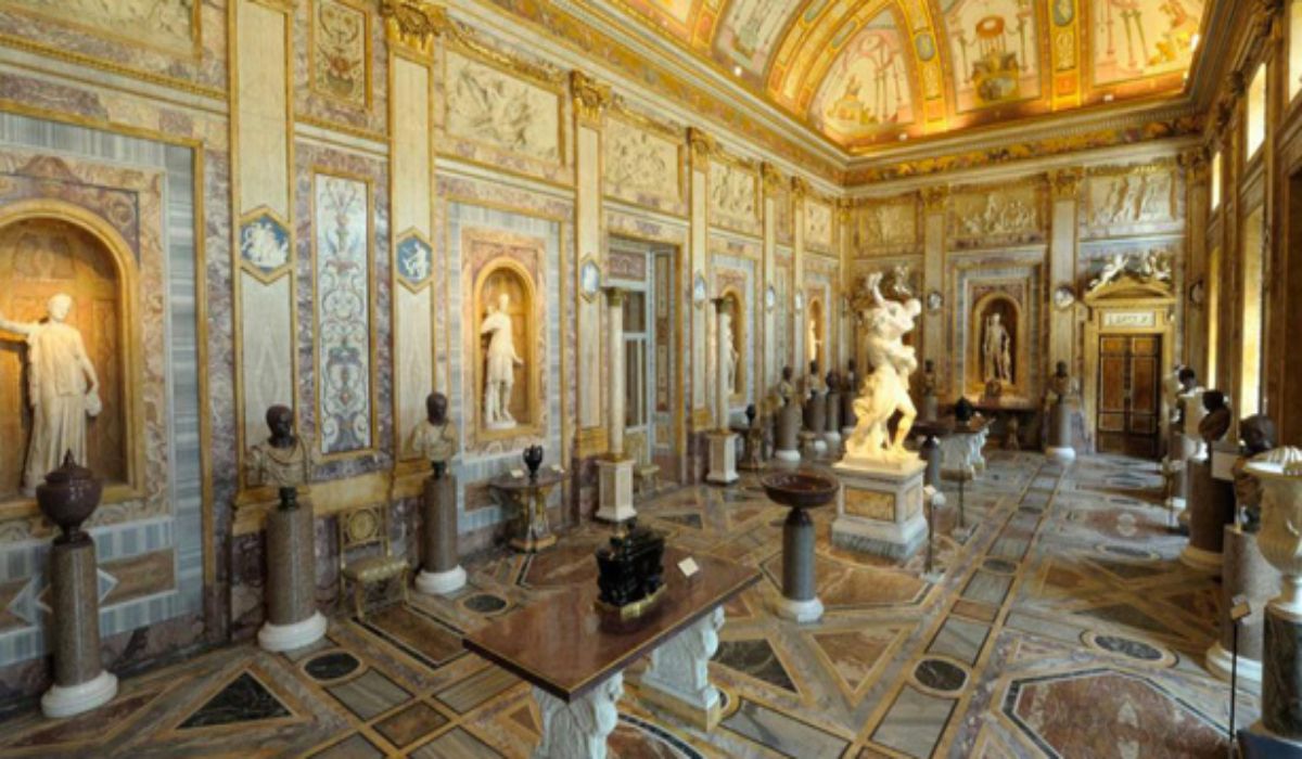 Galleria Borghese di Roma turista sviene e danneggia l'opera