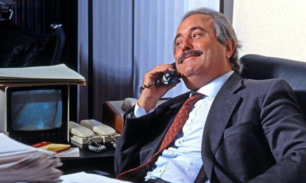 Giovanni Falcone, la storia del magistrato ucciso da Cosa Nostra: età, attentato, biografia, Paolo Borsellino e frasi famose Giovanni Falcone, la storia del magistrato ucciso da Cosa Nostra: età, attentato, biografia, Paolo Borsellino e frasi famose